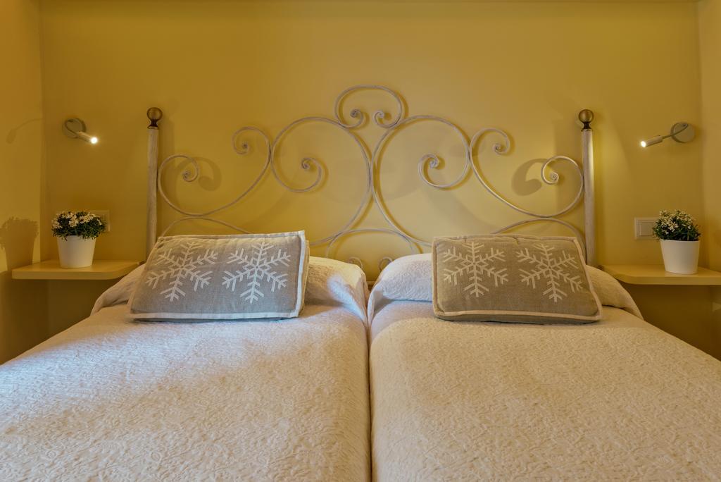 Hotel Cal Sastre Santa Pau Kültér fotó
